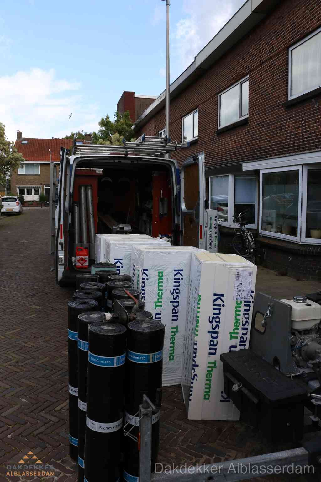 Plat dak met bitumen dakbedekking en brander in Alblasserdam