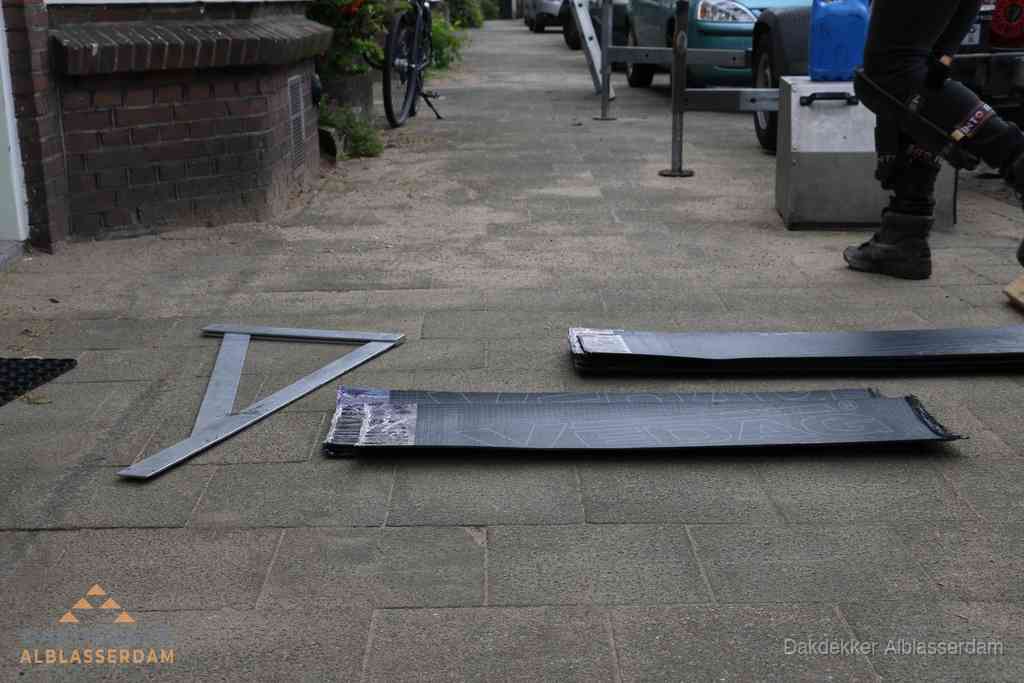 Dakbedekkingsmateriaal en zinkwerk klaargelegd voor reparatie in Alblasserdam