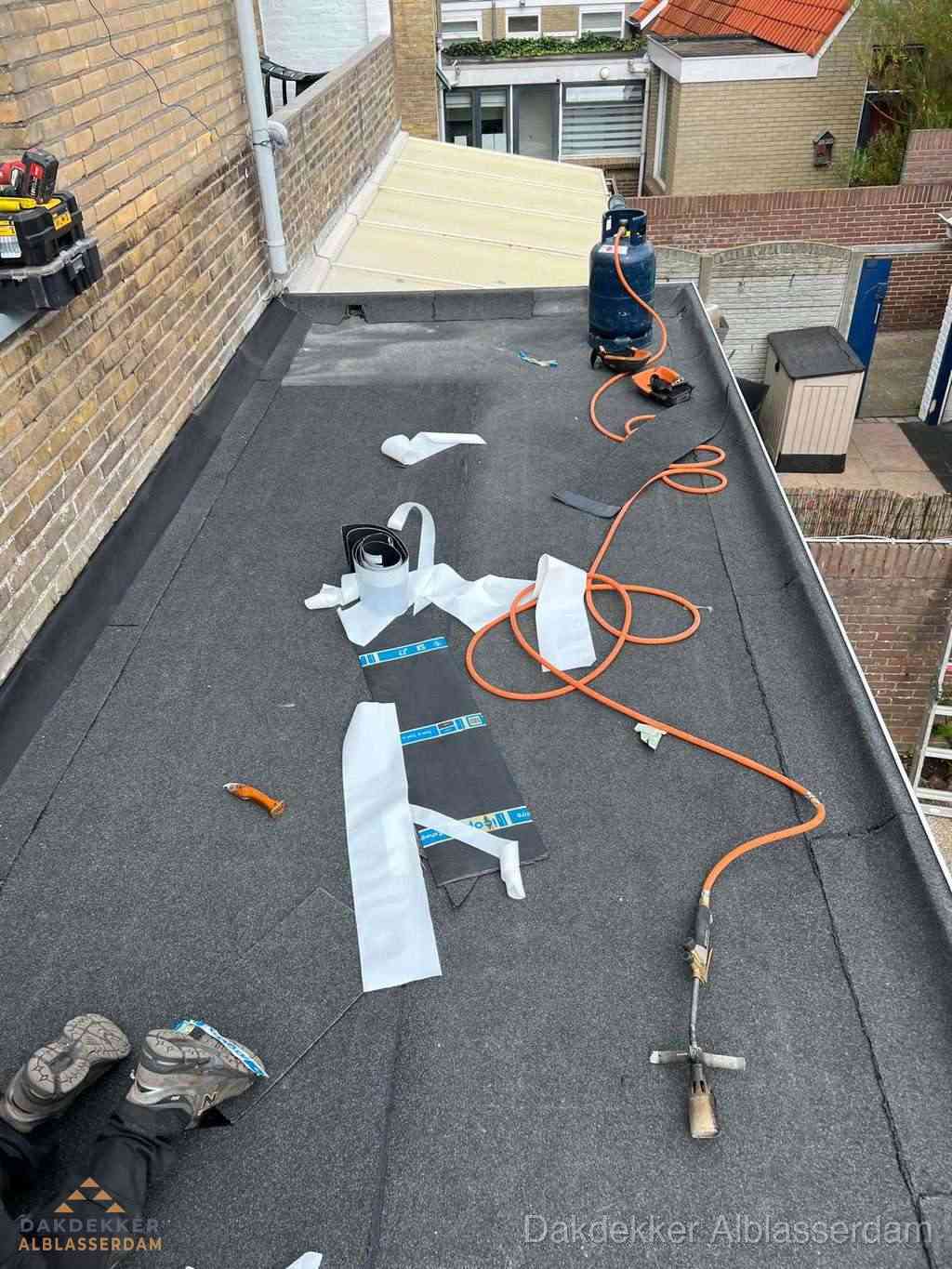 Dakdekker brengt EPDM dakbedekking aan op plat dak in Alblasserdam