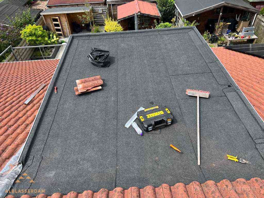 Nieuw plat dak met bitumen dakbedekking in Alblasserdam