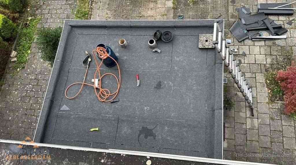 Plat dak met nieuwe bitumen bedekking in Alblasserdam