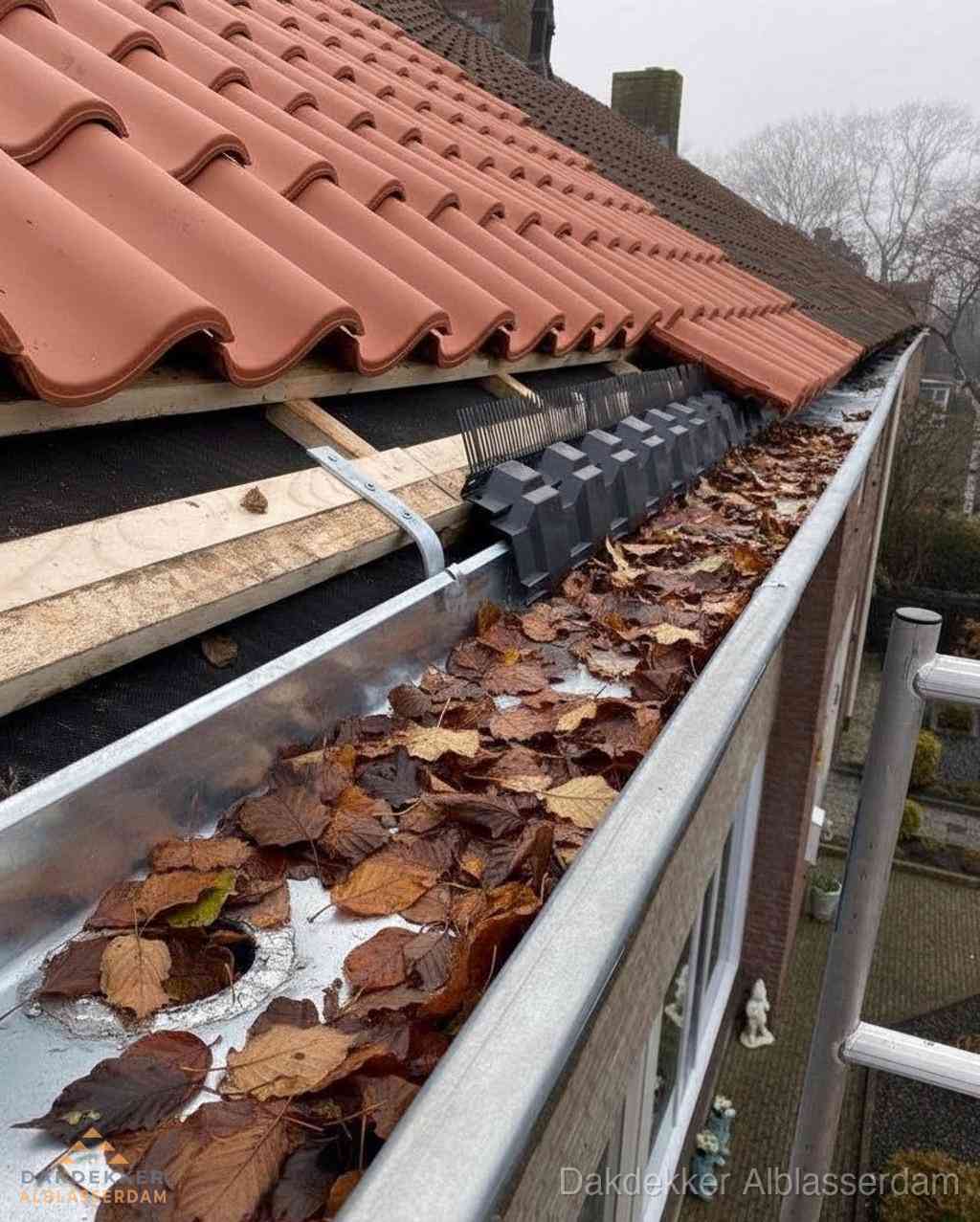 Plat dak bedrijfspand met bitumen dakbedekking en lichtkoepels in Alblasserdam