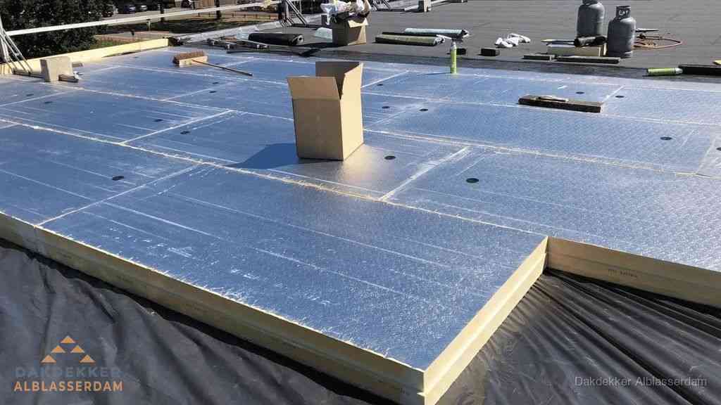 PIR isolatieplaten worden gelegd op plat dak voor dakisolatie in Alblasserdam