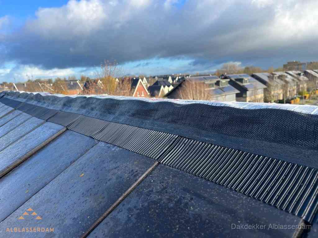 Dakisolatie bij de nok met ventilatieprofiel op schuin dak in Alblasserdam