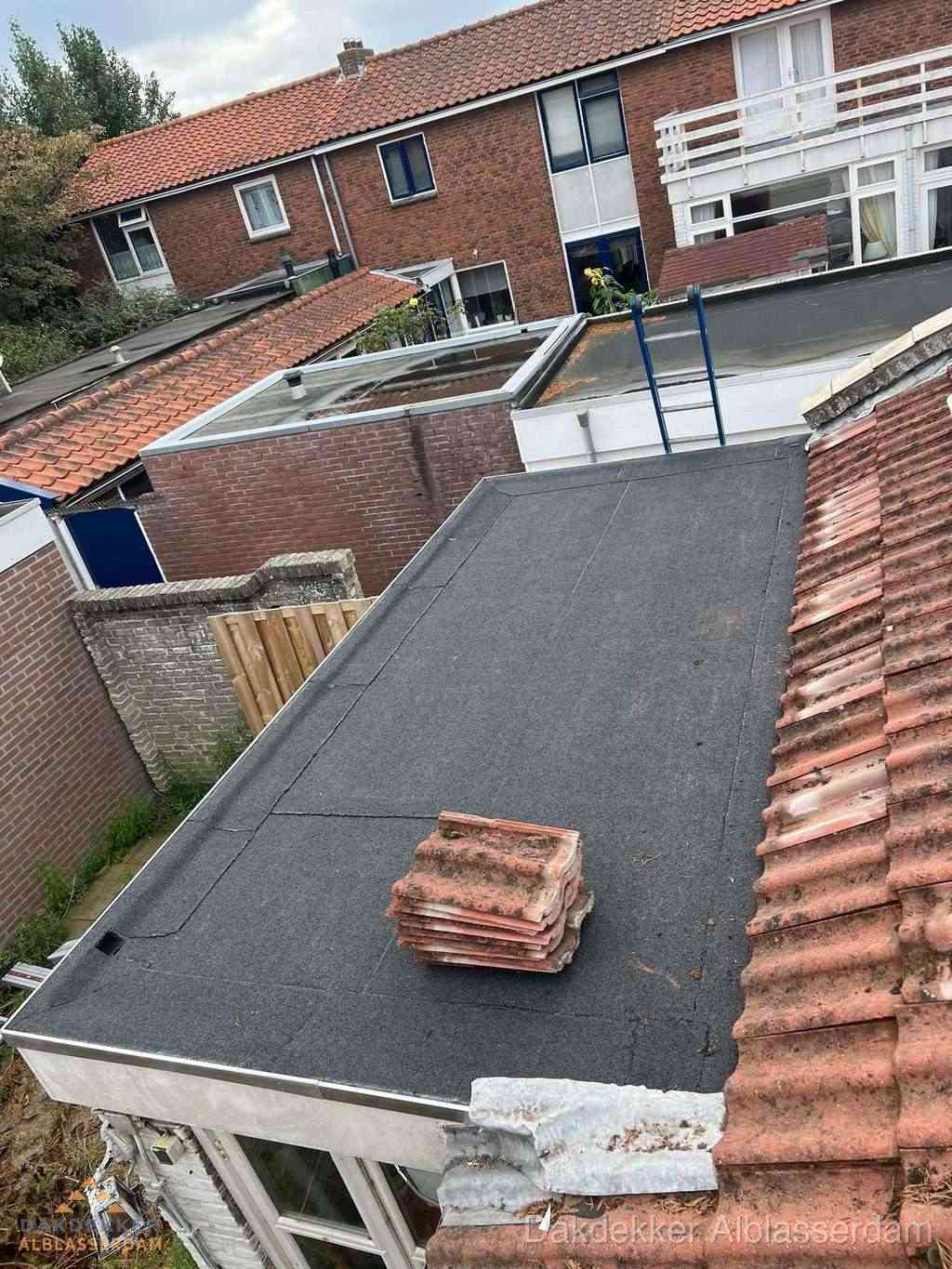 Aanbouw plat dak met reservepannen voor dakpannen vervangen in Alblasserdam