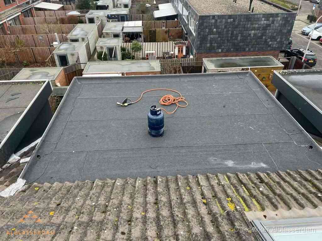 Dakreparatie plat dak met bitumen in Alblasserdam