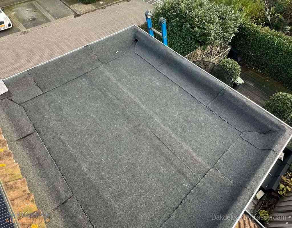 Gerenoveerd plat dak met nieuwe bitumen dakbedekking in Alblasserdam