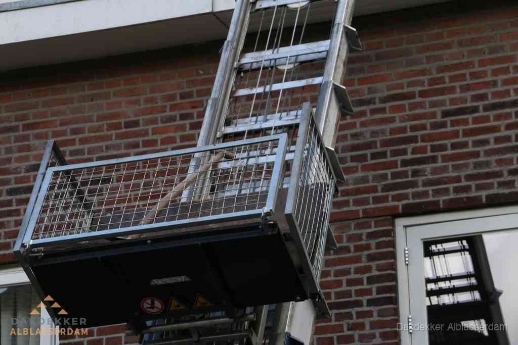 Ladderlift met dakpannen voor dakpan reparatie in Alblasserdam