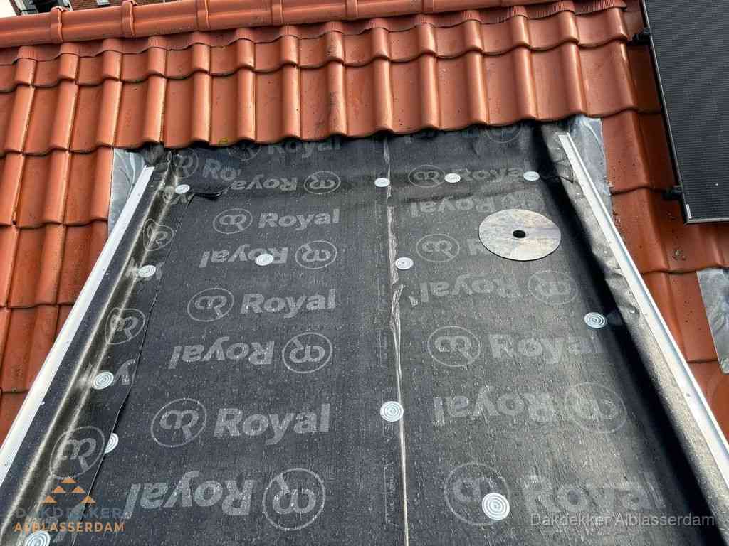 Nieuw dak met dakpannen en Royal onderlaag bij woning in Alblasserdam