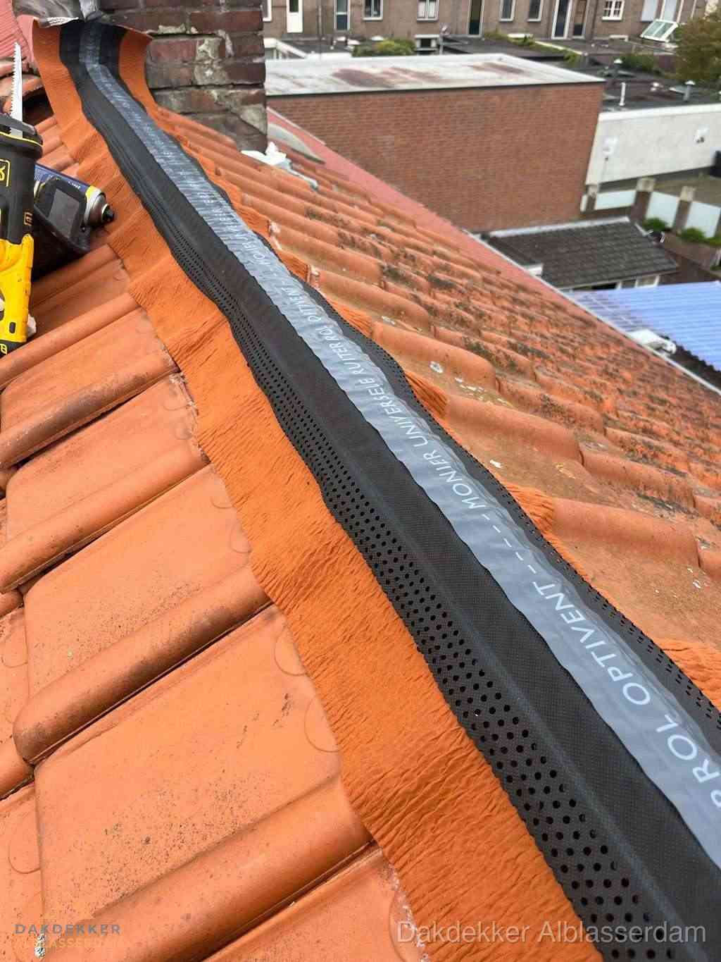 Plat dak aanbouw met bitumen naast schuin pannendak in Alblasserdam