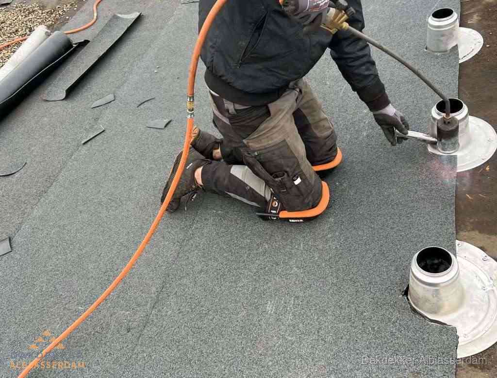 Gereedschap op nieuw plat dak na renovatie in Alblasserdam