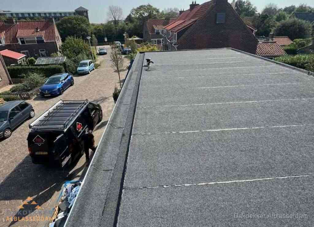 Nieuw bitumen plat dak met uitzicht over landschap in Alblasserdam