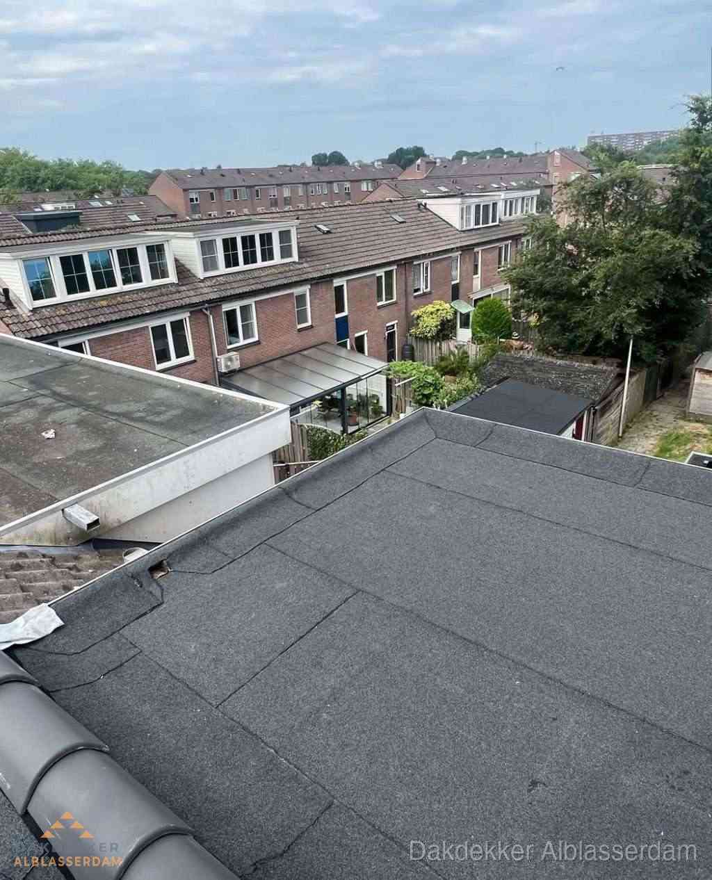 Vernieuwd plat dak met bitumen in woonwijk in Alblasserdam