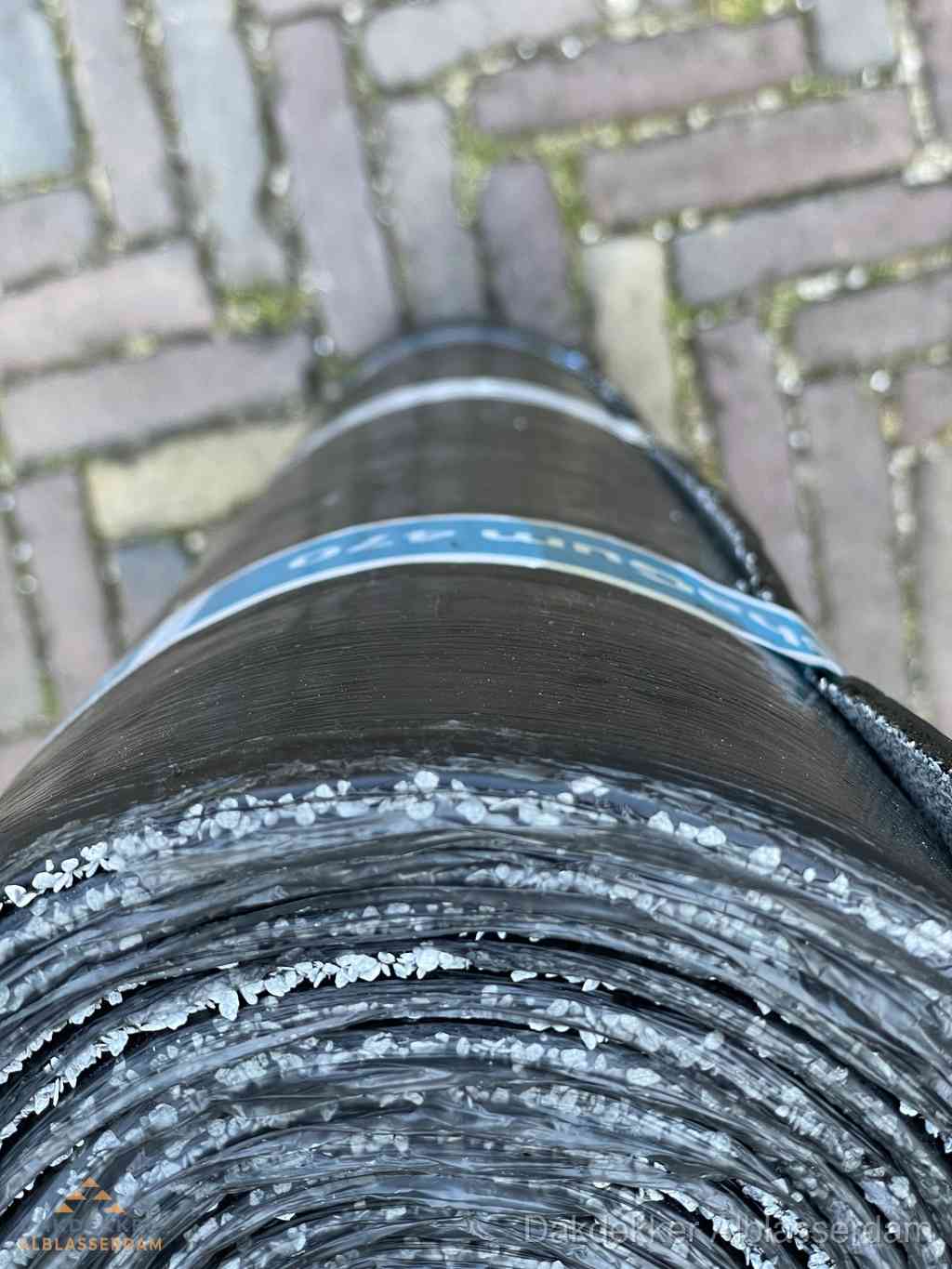 Rol bitumen dakleer met leislag voor plat dak in Alblasserdam